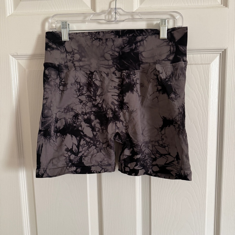 High-Waist Tie-Dye Bike Shorts in Black and Gray